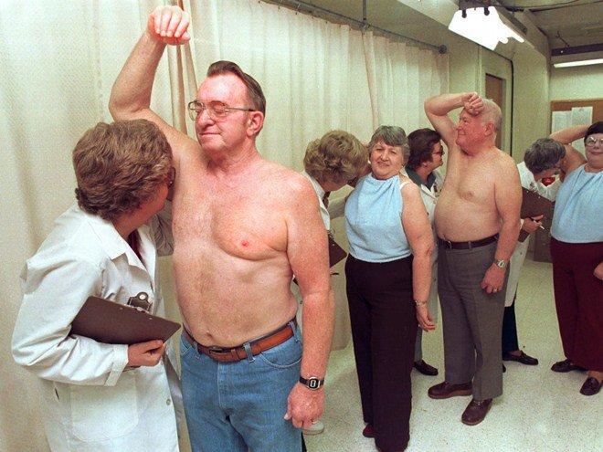 Ngửi mùi hôi nách, ngửi mùi xì hơi, ăn đồ cho chó mèo và những nghề có 1-0-2-2