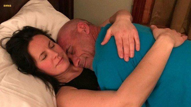 Ngửi mùi hôi nách, ngửi mùi xì hơi, ăn đồ cho chó mèo và những nghề có 1-0-2-12