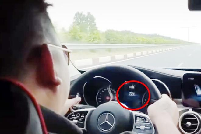 Truy tìm tài xế Mercedes chạy 234 km/h trên cao tốc TP.HCM - Dầu Giây-1