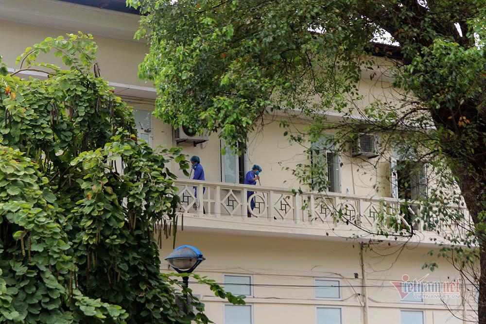 Cảnh bồi hồi trong BV Bạch Mai trước lệnh gỡ phong toả 0h đêm nay-6