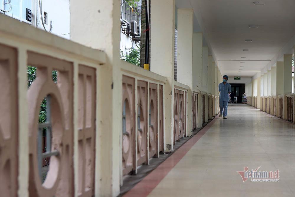 Cảnh bồi hồi trong BV Bạch Mai trước lệnh gỡ phong toả 0h đêm nay-7