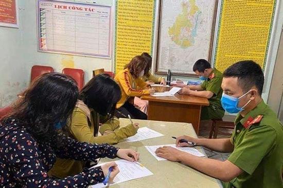 Phạt 4 phụ nữ tụ tập 'buôn chuyện' trong thời điểm cách ly xã hội