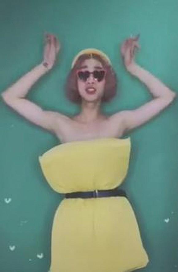 Hết Trấn Thành đến Hải Triều lấy gối, chăn làm váy như dự thảm đỏ Met Gala-1