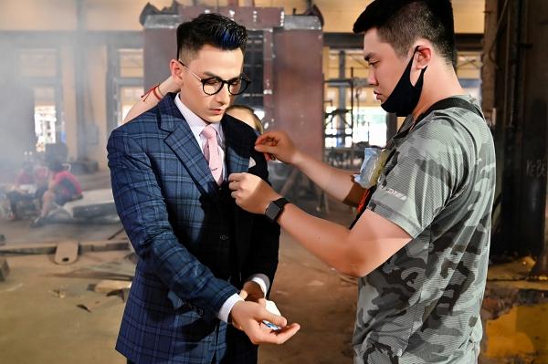 Ở nhà chống dịch, Isaac trở thành quý ông lạnh lùng trong dự án mới-5