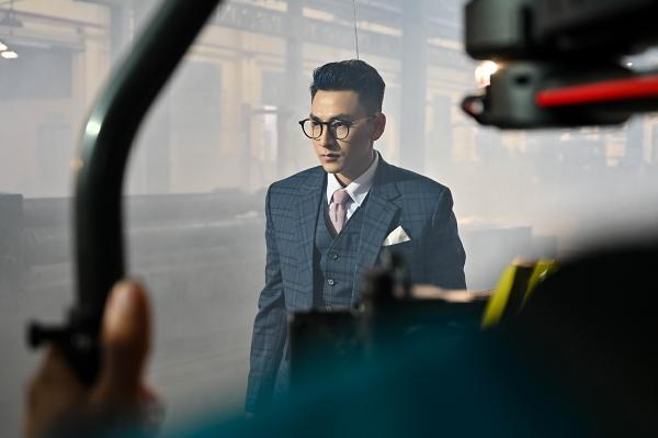 Ở nhà chống dịch, Isaac trở thành quý ông lạnh lùng trong dự án mới-6