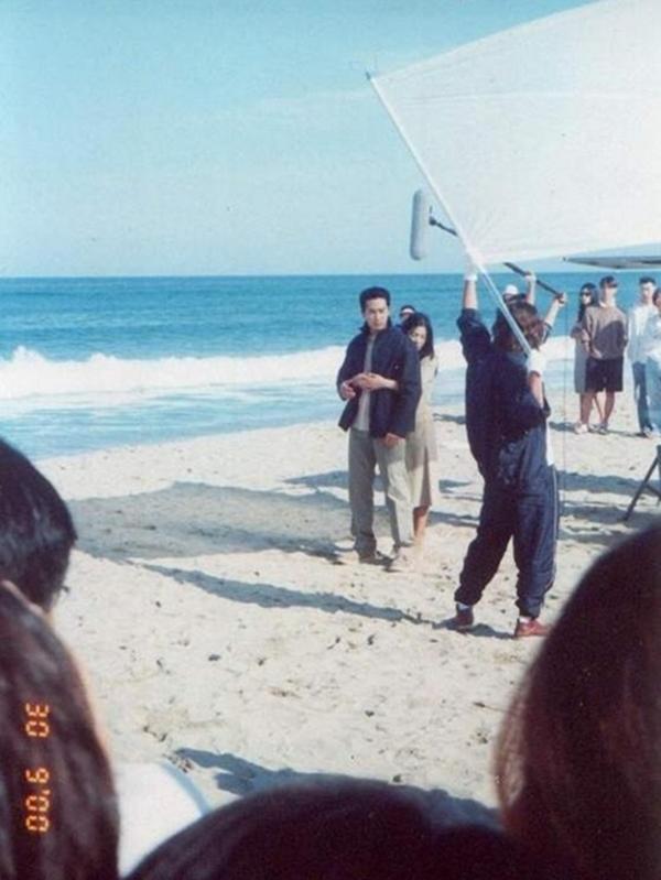 Eun Suh chạy đến ôm lấy Joon Suh từ phía sau.