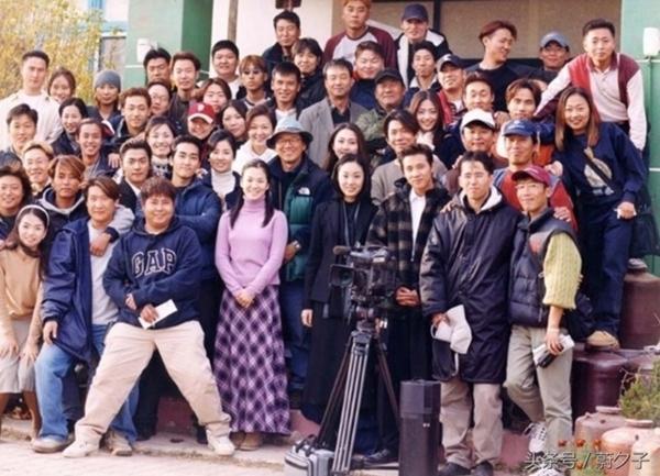 Đoàn phim Trái tim mùa thu chụp ảnh lưu niệm 20 năm trước.