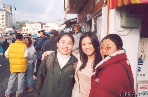 Cô chụp hình cùng người hâm mộ ở bối cảnh. Lúc này, Hye Kyo được hóa trang gương mặt của Eun Seo nhợt nhạt trong những ngày bệnh ung thư trở nặng.