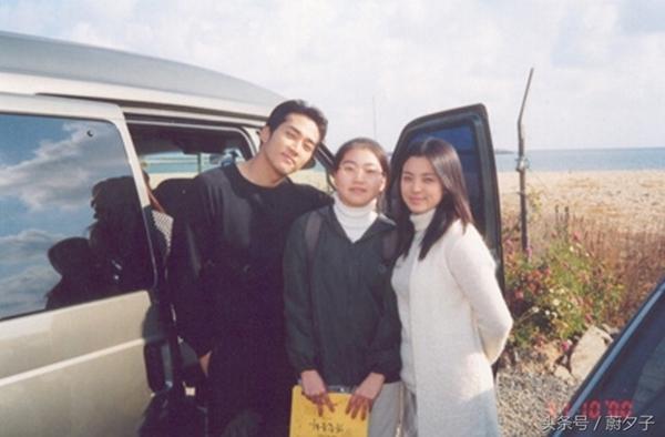 Hai diễn viên chính chụp cùng fan ở bãi biển.