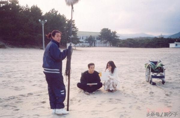 Song Hye Kyo và Song Seung Hun tập thoại ngoài bãi biển.