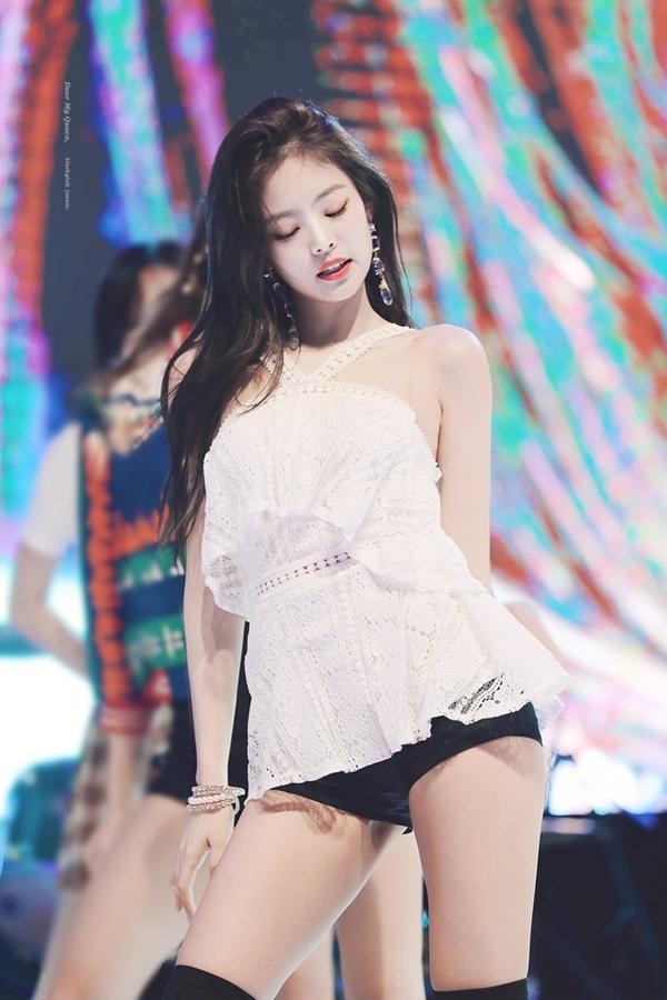 Tuy không sở hữu chiều cao ấn tượng như người mẫu song Jennie lại có một cơ thể cân đối cùng nước da sáng. Đặc điểm này giúp Jennie phù hợp với mọi loại trang phục.