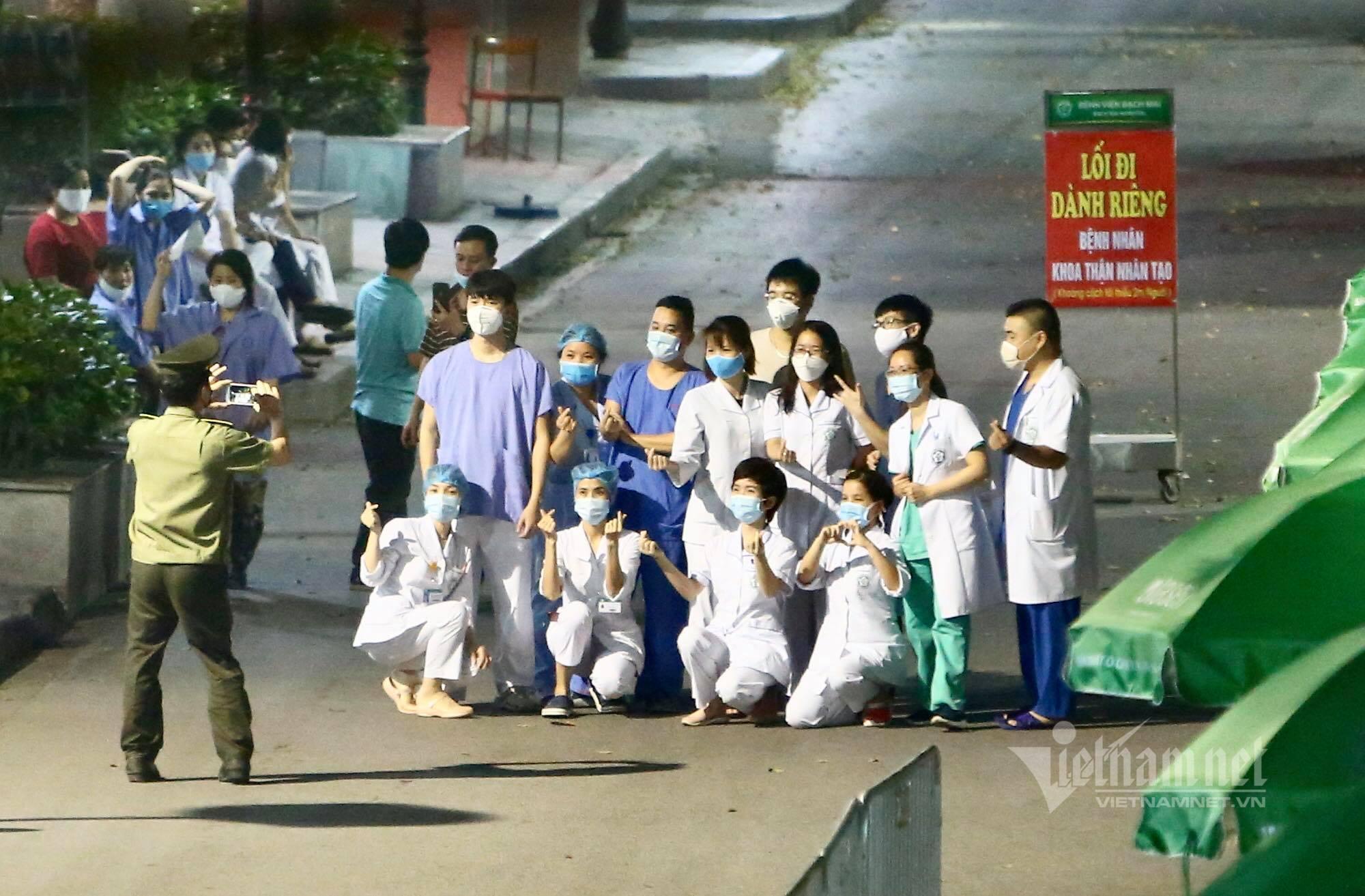 Chính thức dỡ cách ly, các bác sĩ Bệnh viện Bạch Mai òa khóc trong vui mừng-1