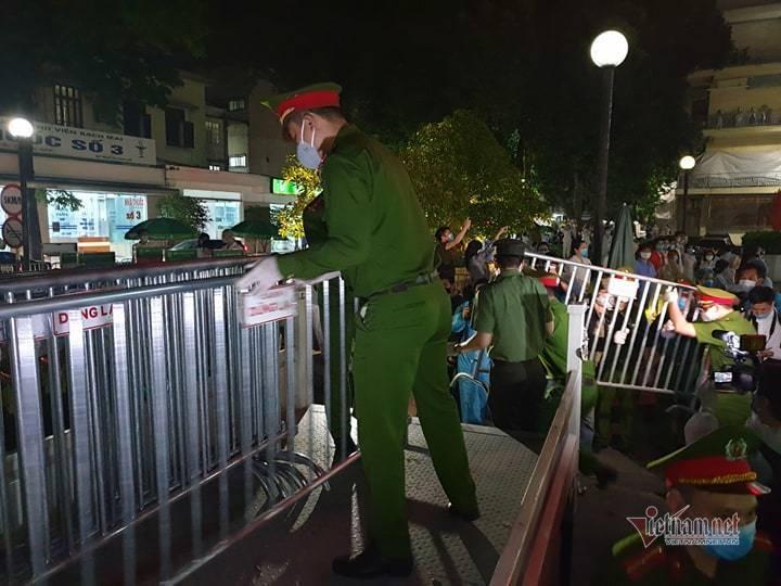 Chính thức dỡ cách ly, các bác sĩ Bệnh viện Bạch Mai òa khóc trong vui mừng-8