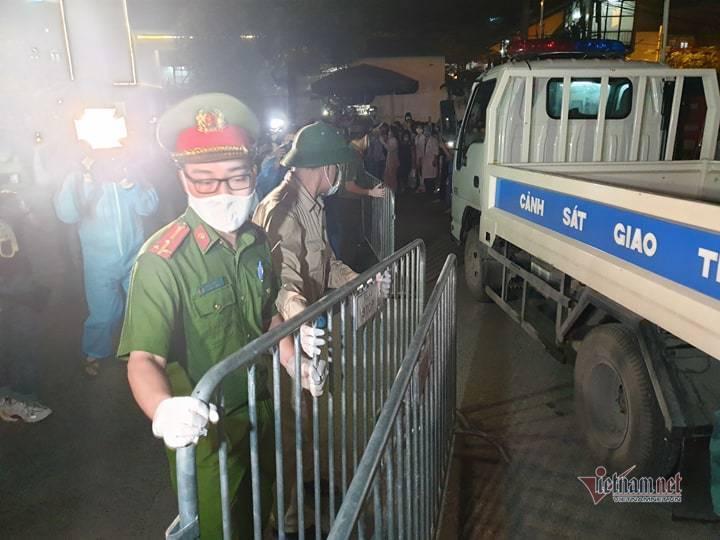 Chính thức dỡ cách ly, các bác sĩ Bệnh viện Bạch Mai òa khóc trong vui mừng-5