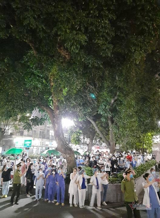 Chính thức dỡ cách ly, các bác sĩ Bệnh viện Bạch Mai òa khóc trong vui mừng-9