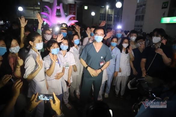 Chính thức dỡ cách ly, các bác sĩ Bệnh viện Bạch Mai òa khóc trong vui mừng-4