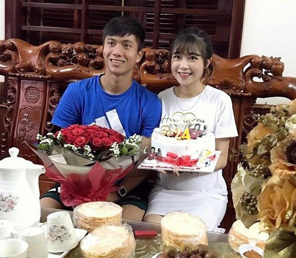 Cầu thủ Văn Đức khoe ảnh đón sinh nhật, dân mạng khen hết lời nhan sắc vợ bầu-1