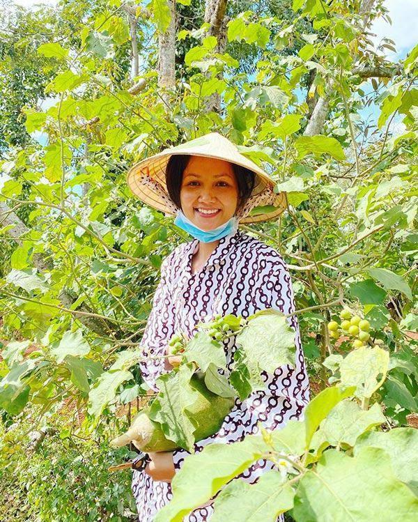 Nhìn H’Hen Niê thoa cả tảng kem chống nắng, phải chăng chúng ta hơi ki bo cho bước dưỡng này?-5