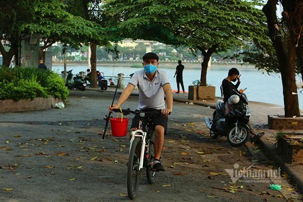 Cần thủ cuồng chân, tấp nập đi câu bất chấp lệnh cách ly ở Hà Nội-5