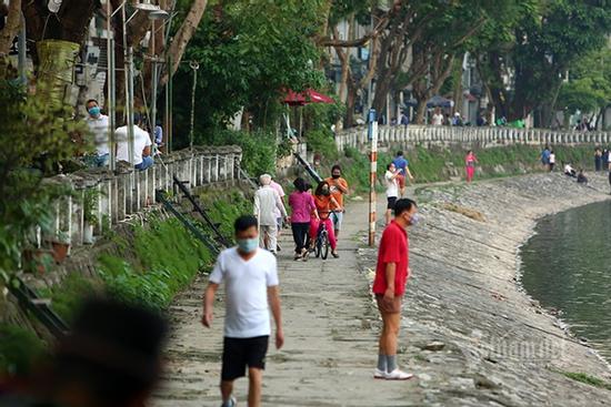 'Cần thủ' cuồng chân, tấp nập đi câu bất chấp lệnh cách ly ở Hà Nội