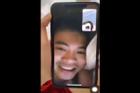 Văn Toàn hát mừng sinh nhật bạn gái qua FaceTime