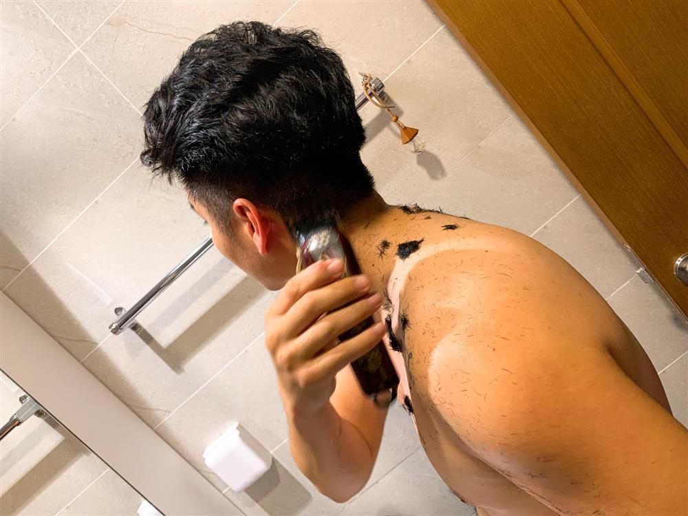 Lê Phương trổ tài cắt tóc cho chồng trẻ trong mùa dịch và cái kết-3