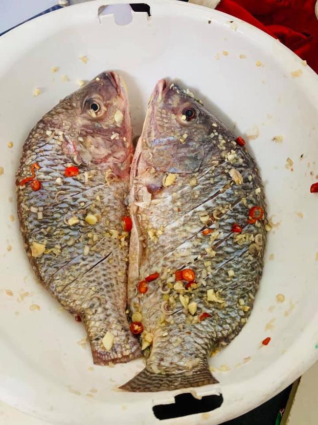 Những màn ra mắt nhà người yêu căng đét: Vặt lông gà tới sạch cả da, kho cá thì chọn trúng nguyên liệu bạc triệu nhìn mà tức-3