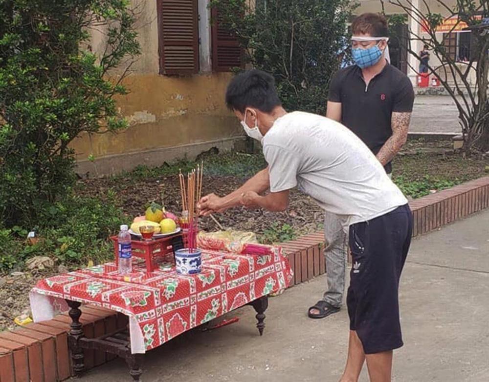 Trở về từ Lào, người con cúng vái vọng cha trong khu cách ly-1