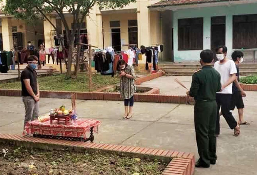 Trở về từ Lào, người con cúng vái vọng cha trong khu cách ly-2