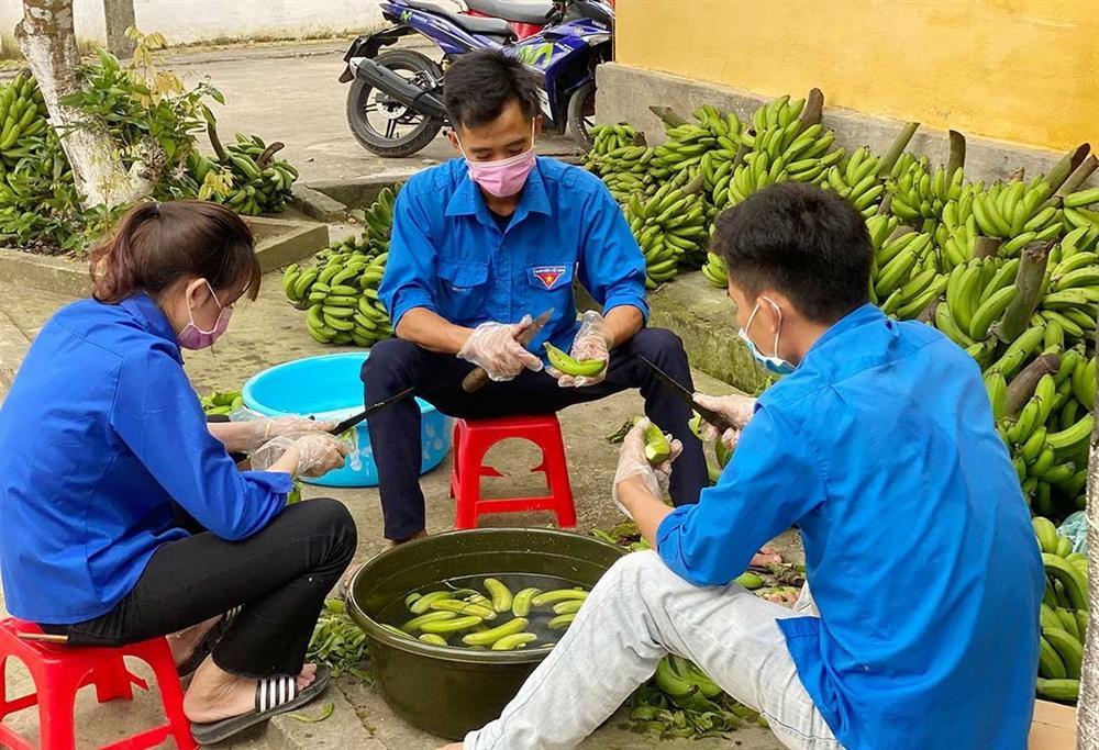 Trở về từ Lào, người con cúng vái vọng cha trong khu cách ly-5