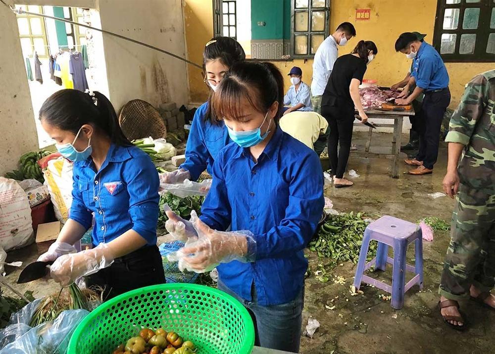 Trở về từ Lào, người con cúng vái vọng cha trong khu cách ly-6