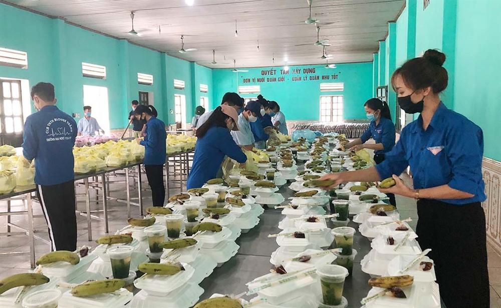 Trở về từ Lào, người con cúng vái vọng cha trong khu cách ly-7