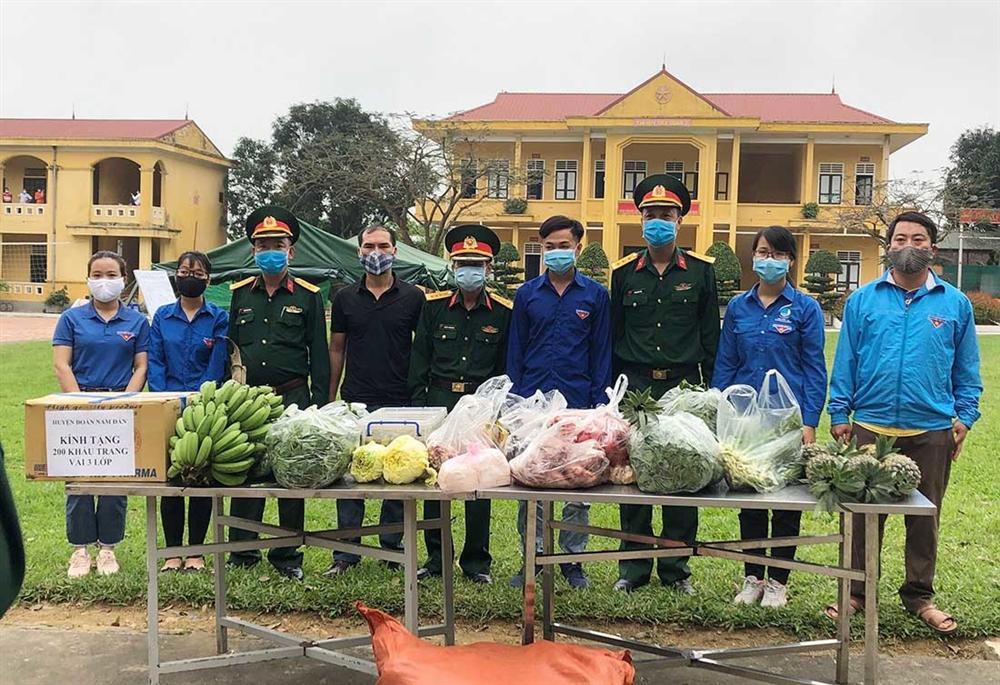 Trở về từ Lào, người con cúng vái vọng cha trong khu cách ly-8