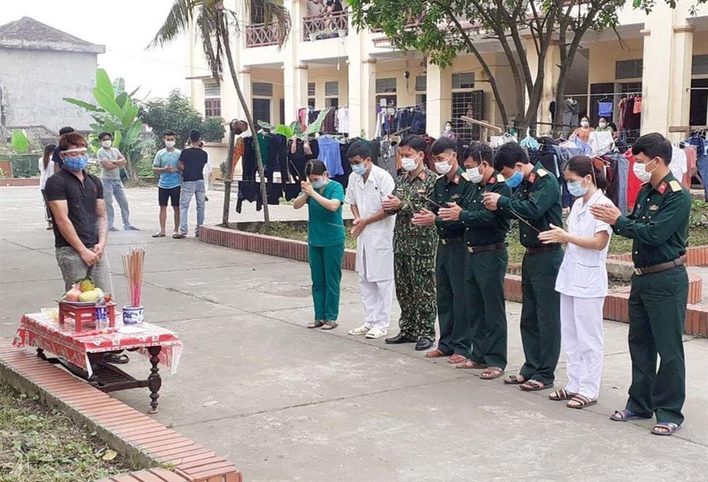 Trở về từ Lào, người con cúng vái vọng cha trong khu cách ly-3