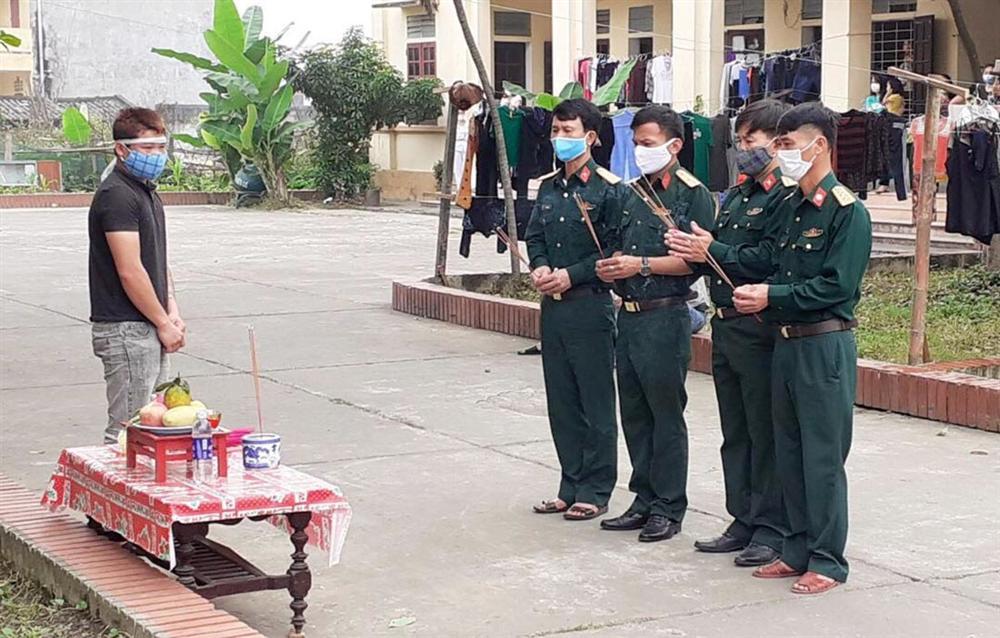 Trở về từ Lào, người con cúng vái vọng cha trong khu cách ly-4