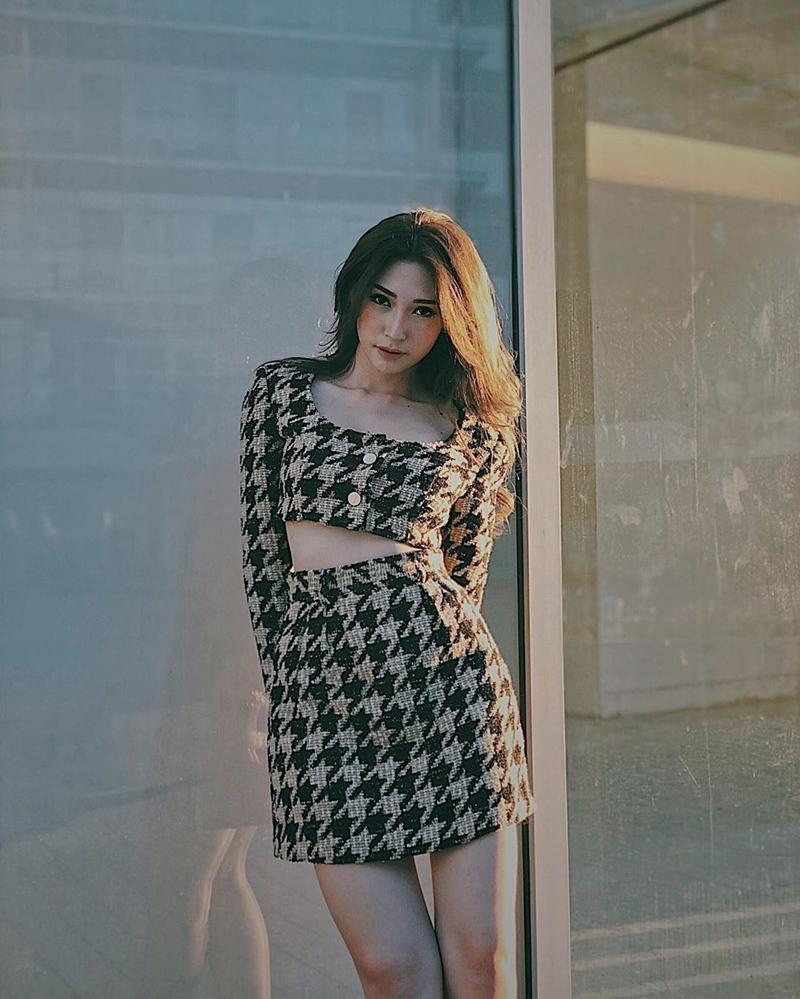 Linh Ka lấy gối làm váy như công chúa - Thúy Vi diện đầm ống sexy-7