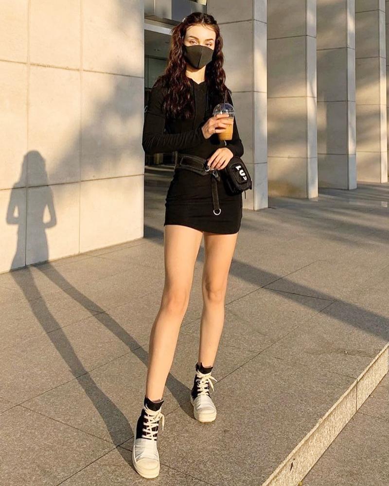 Linh Ka lấy gối làm váy như công chúa - Thúy Vi diện đầm ống sexy-8