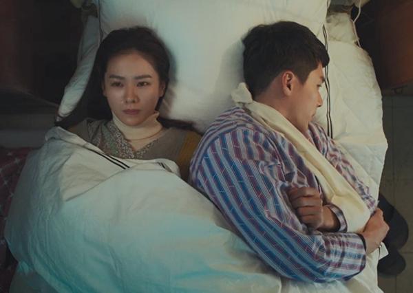 Cũng trong tập 7, Se Ri (Son Ye Jin đóng) và Jung Hyuk cùng nằm trên giường. Nhiều người cho rằng, việc Jung Hyuk nằm nghiêng sang trái là vô lý, bởi anh bị trúng đạn ở sau vai, tư thế này sẽ gây đau đớn