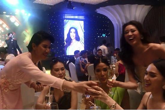 Xôn xao khoảnh khắc Trang Trần nắm tay Hương Giang như chưa hề có cuộc chia ly