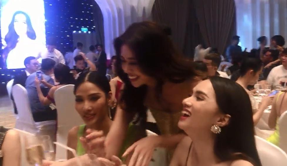 Xôn xao khoảnh khắc Trang Trần nắm tay Hương Giang như chưa hề có cuộc chia ly-5