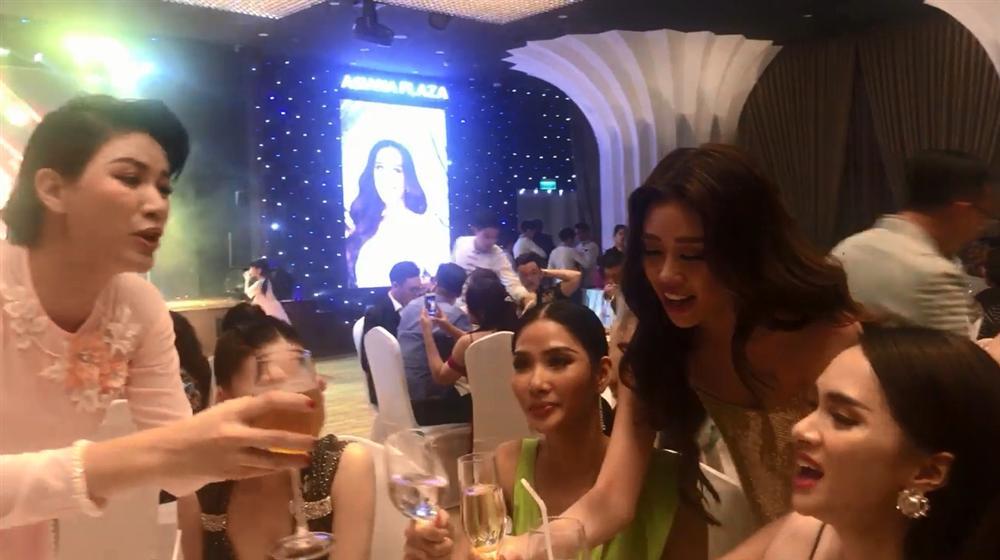 Xôn xao khoảnh khắc Trang Trần nắm tay Hương Giang như chưa hề có cuộc chia ly-6