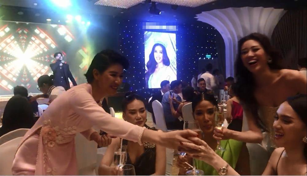 Xôn xao khoảnh khắc Trang Trần nắm tay Hương Giang như chưa hề có cuộc chia ly-7