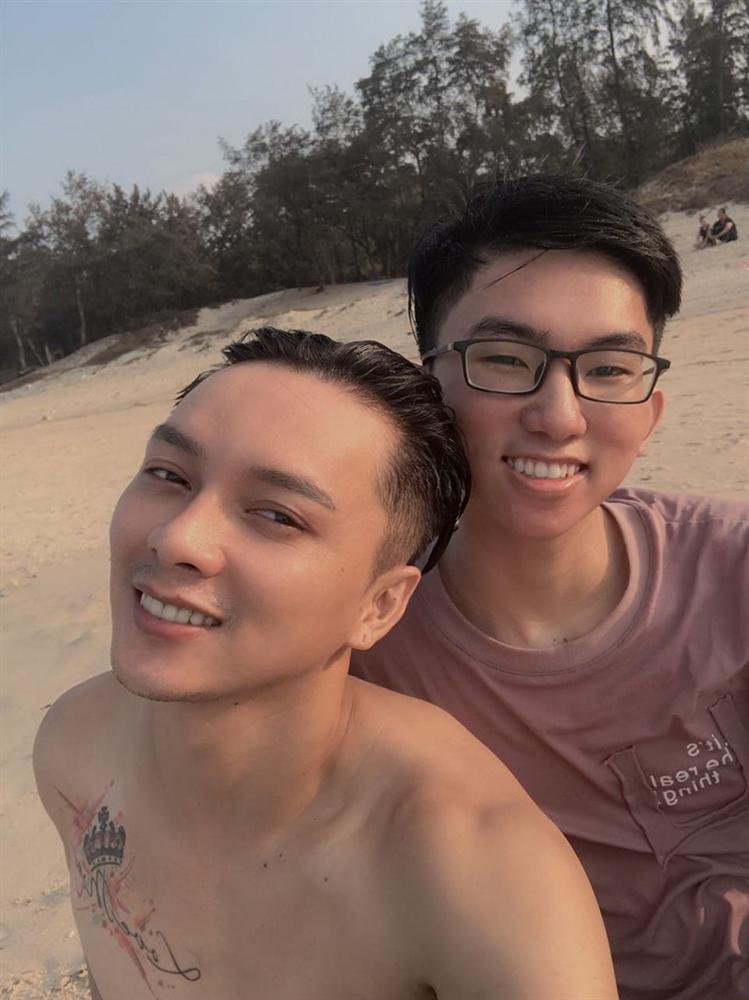 Biết con trai là LGBT, yêu người hơn 11 tuổi, bà mẹ suốt ngày giục... đi lấy chồng-2