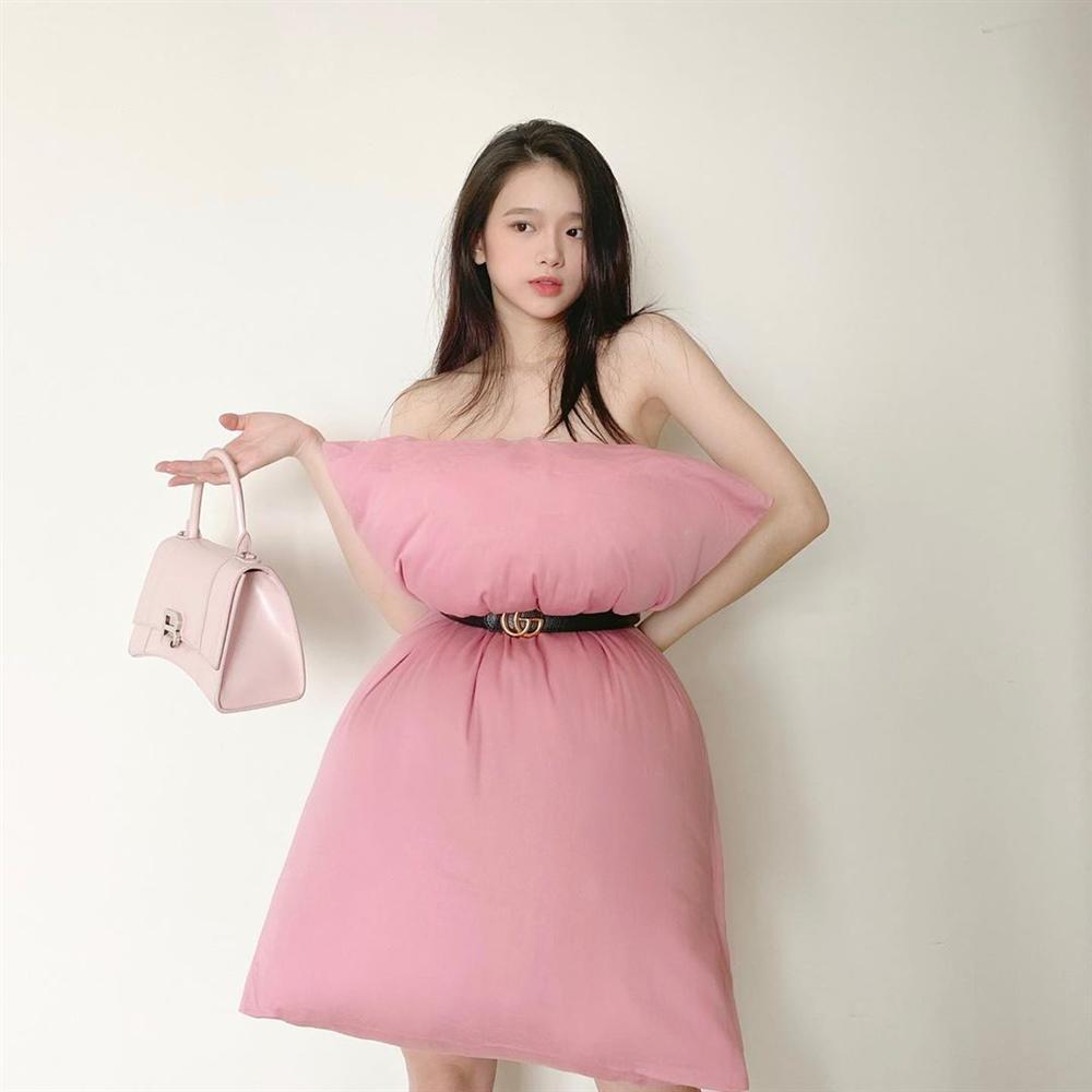 Linh Ka lấy gối làm váy như công chúa - Thúy Vi diện đầm ống sexy-1