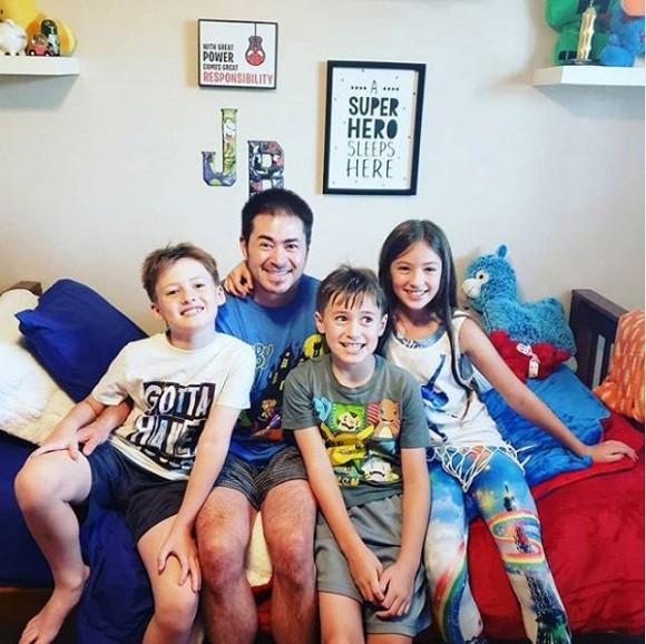 Từng gây tò mò sinh con thay vợ, cuộc sống của người đàn ông đầu tiên trên thế giới mang bầu giờ ra sao?-6