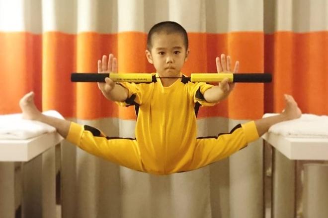 Lý Tiểu Long nhí 9 tuổi có cơ bắp rắn chắc nhờ kiên trì khổ luyện-1