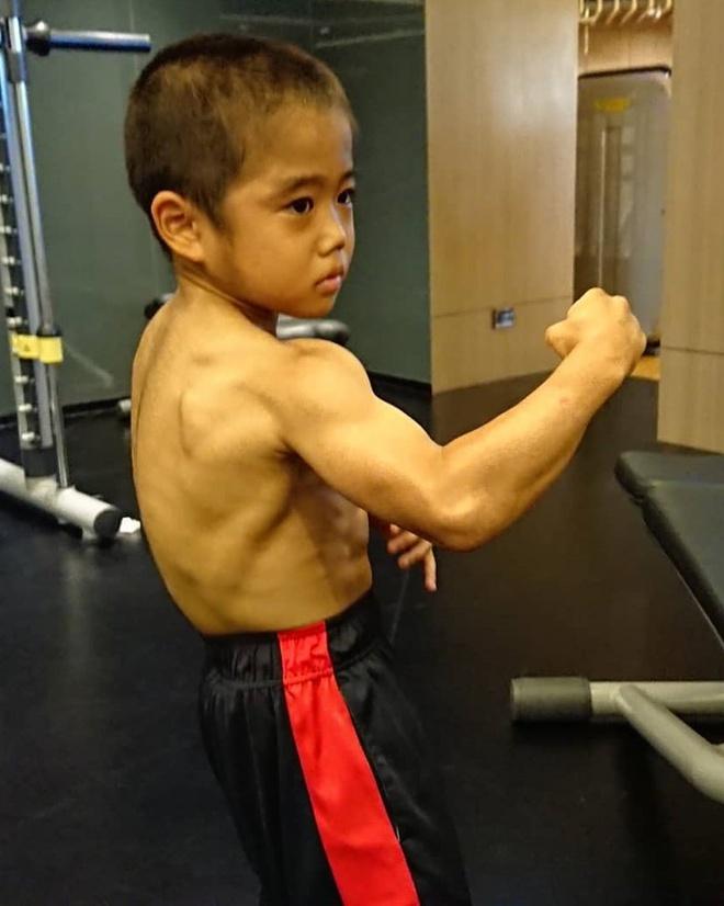Lý Tiểu Long nhí 9 tuổi có cơ bắp rắn chắc nhờ kiên trì khổ luyện-4