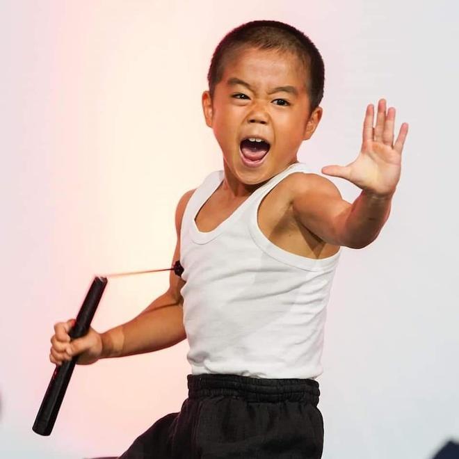 Lý Tiểu Long nhí 9 tuổi có cơ bắp rắn chắc nhờ kiên trì khổ luyện-6