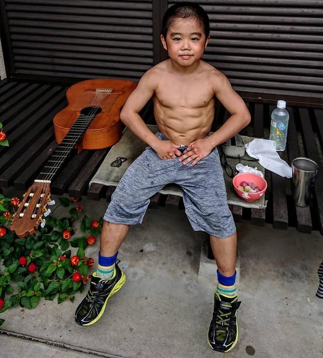 Lý Tiểu Long nhí 9 tuổi có cơ bắp rắn chắc nhờ kiên trì khổ luyện-11