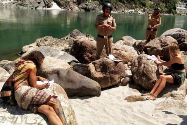 Những hình phạt bá đạo nhất mùa COVID-19: Chép phạt lời xin lỗi 500 lần, xây mộ dọa dân-1